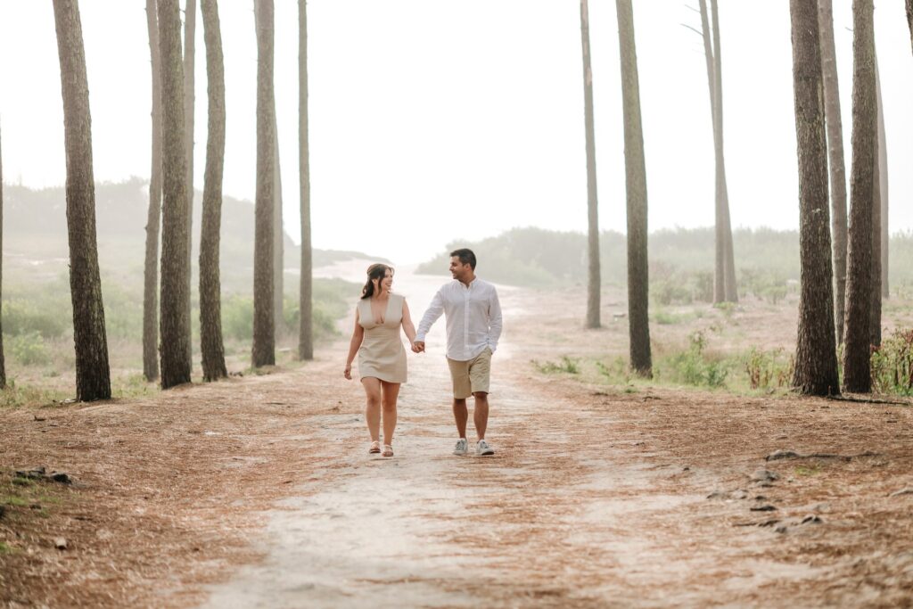 João e Catarina de mãos dadas no pinhal