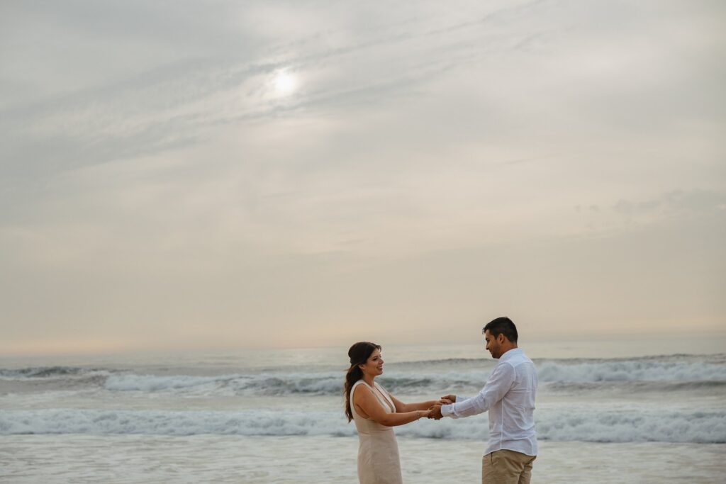 De mãos dadas à beira-mar